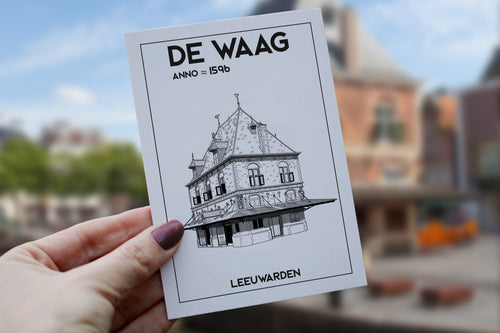 De Waag Leeuwarden ansichtkaart gehouden voor het echte gebouw