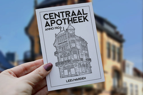 Centraal Apotheek Leeuwarden ansichtkaart gehouden voor het echte gebouw